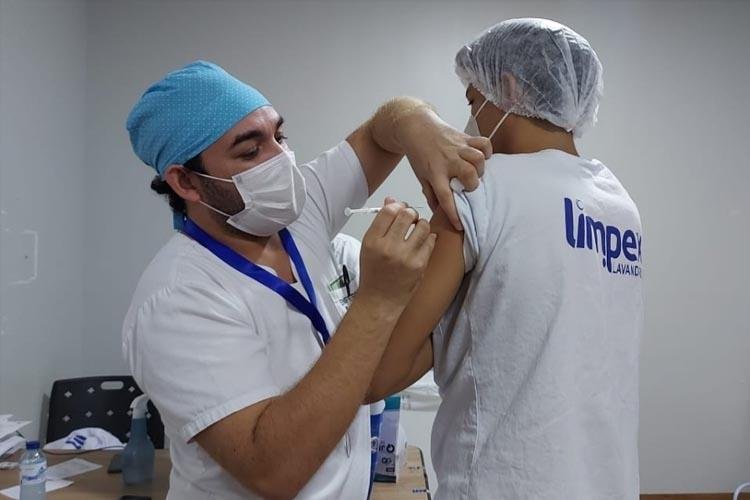 Profissionais de saúde da linha de frente recebem 3°dose da vacina contra covid-19