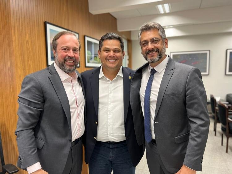 Após compromisso de Lula, Davi e Clécio buscam solução com ministro para barrar aumento na conta de luz no Amapá