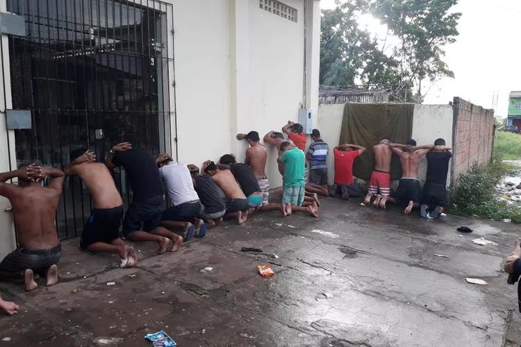 Operação da Polícia Civil apreende 34 pessoas e mais de 150 porções de drogas, no AP