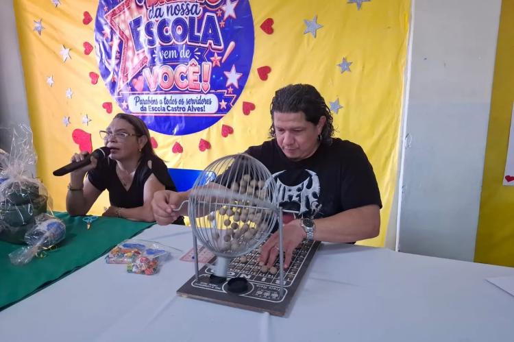 Escola Estadual Castro Alves homenageia professores e servidores públicos em Macapá