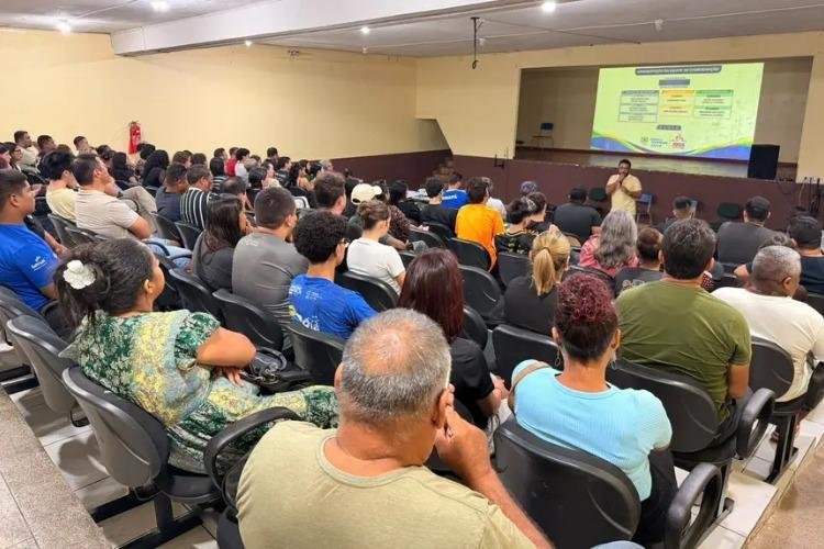 Governo do Amapá entrega passagens da delegação amapaense que vai disputar os Jogos da Juventude