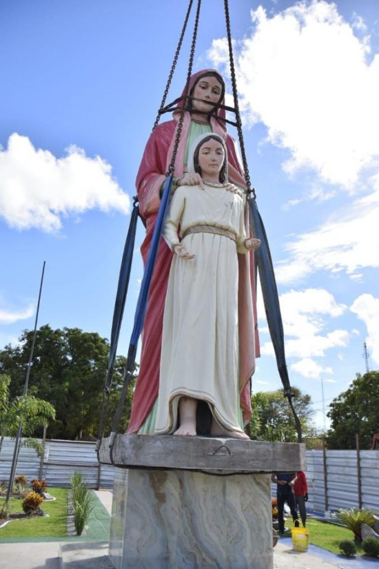 Nova estátua da padroeira do município é colocada na Avenida Santana