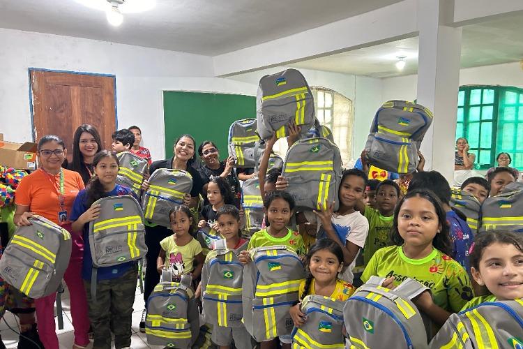 Grupo Equatorial entrega mochilas sustentáveis para crianças da zona norte de Macapá