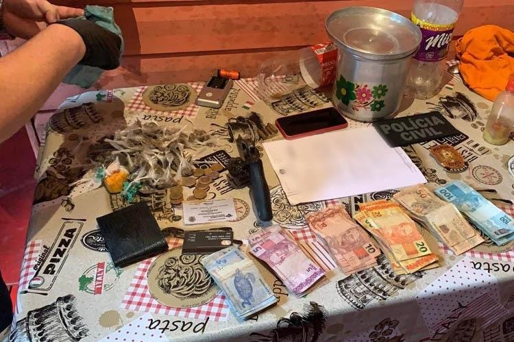  DROGAS, DINHEIRO E ARMA DE FOGO SÃO APREENDIDAS EM ÁREA DE PONTE NO NOVO HORIZONTE