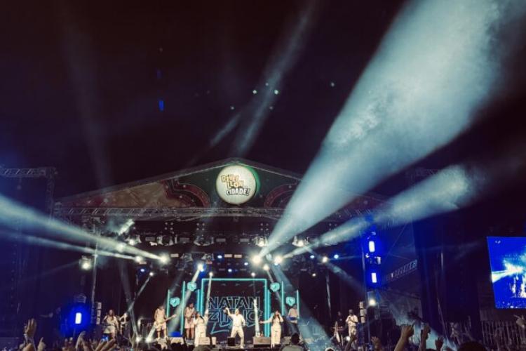 Virada de ano com Natanzinho Lima, Viviane Batidão e Rubi reúne uma multidão na Praça Jacy Barata Jucá 