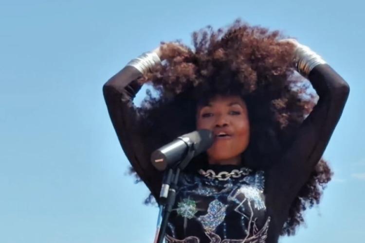 Gaby Amarantos lança clipe de “Rock Light” e revisita sucessos da carreira