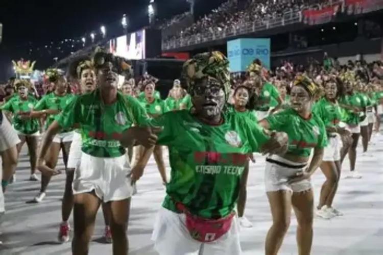 Mangueira agita a Sapucaí durante ensaio técnico, mostrando a força e o gingado do Amapá com as caixas de marabaixo