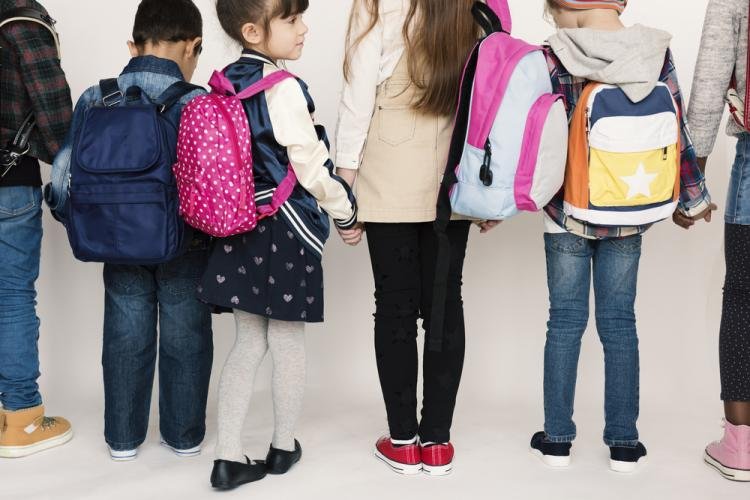 Ortopedista se surpreende com o peso das mochilas na porta das escolas e faz alerta
