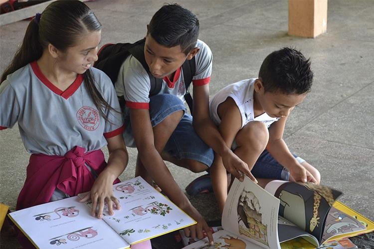 Barco da Leitura chega à comunidade de Ipixuna Miranda em sua primeira viagem pelo rio Amazonas