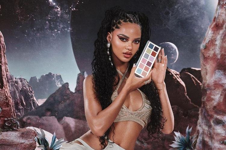 Beleza das galáxias: Juliana Nalú encarna a musa futurista em nova campanha mundial!