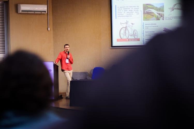Professor do ICMC recebe Prêmio Kepler 2026 durante congresso da Sociedade Brasileira de Matemática Aplicada e Computacional