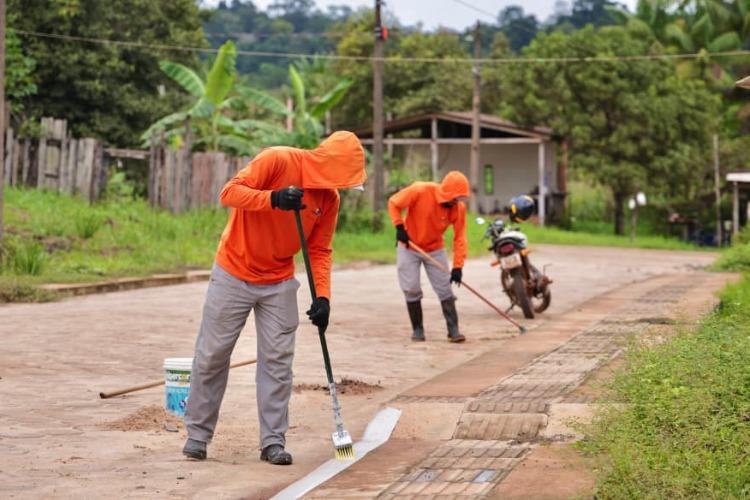 Prefeitura de Pedra Branca amplia serviços de limpeza pública em parceria com o Governo do Estado