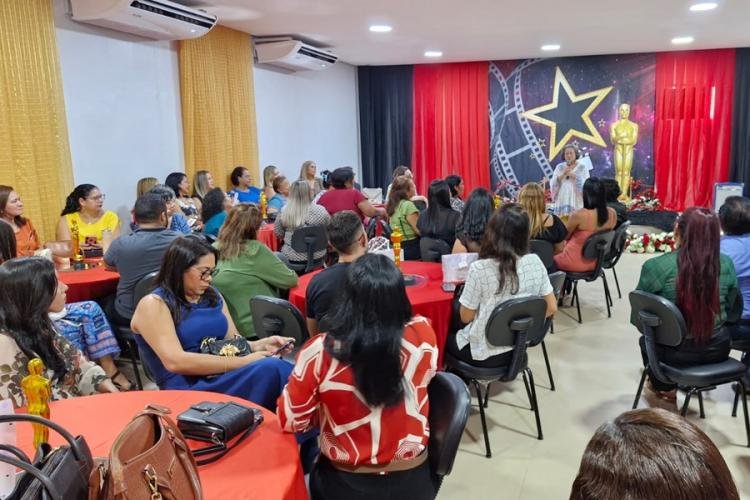 Centro de Valorização da Educação celebra aniversário com homenagens aos servidores