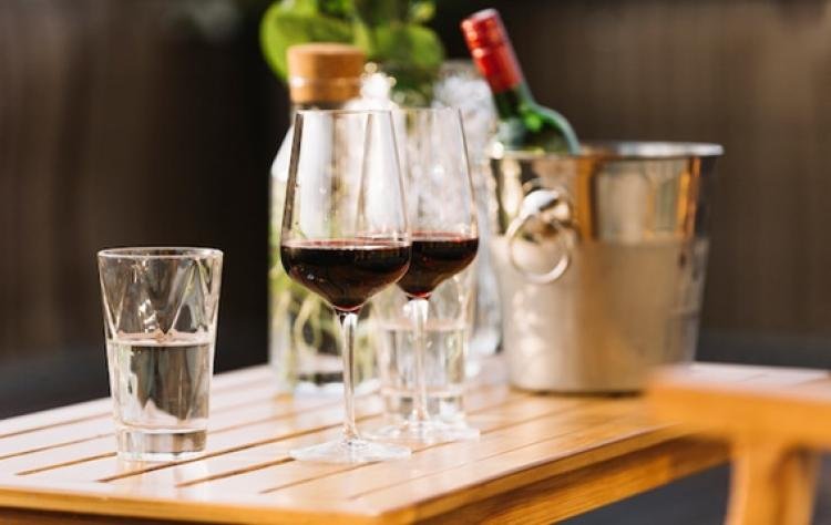 Café, vinho e saúde bucal: trio exige cuidados redobrados no inverno 
