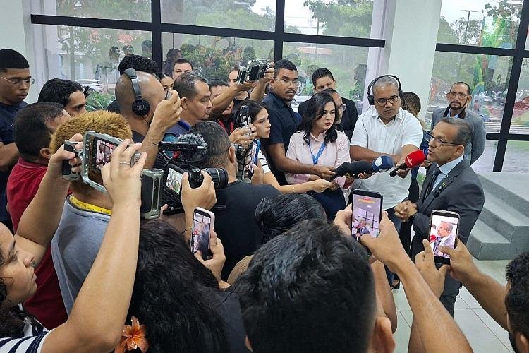 Prefeito Pedro DaLua atende à imprensa para esclarecer a continuidade dos serviços públicos após STF manter afastado o vice-prefeito por tempo indeterminado