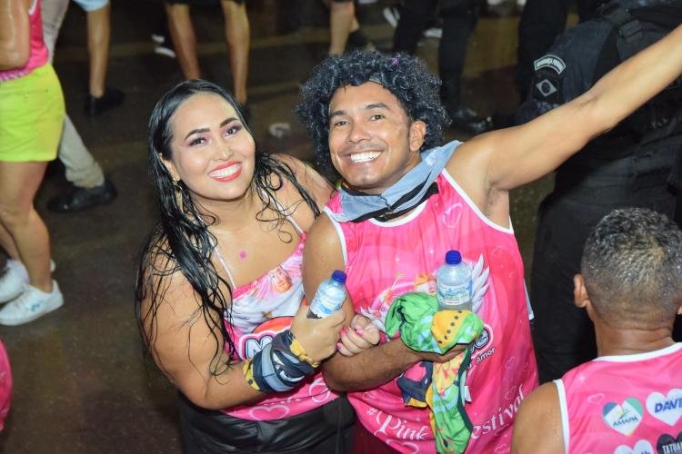 No 1º dia de carnaval em Santana, mais de 25 mil brincantes vão para o Corredor da Folia