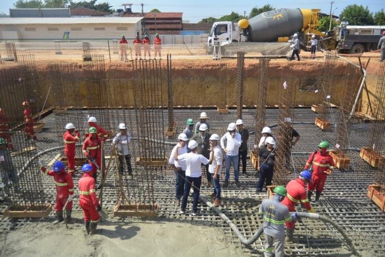 "Momento histórico na maior obra de saúde", destaca Clécio Luís ao acompanhar concretagem do novo HE