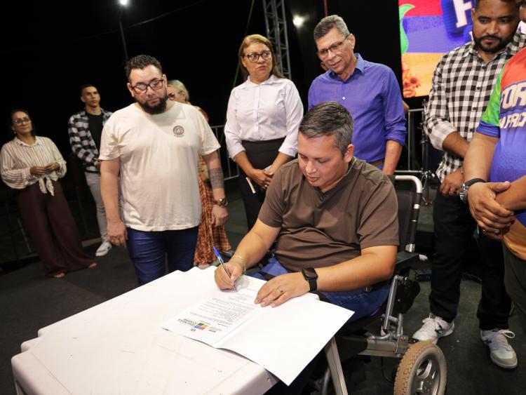 Mais de R$ 50 milhões em investimentos: prefeito Marcelo assina nove ordens de serviço e entrega veículos para fortalecer a saúde em Pedra Branca 