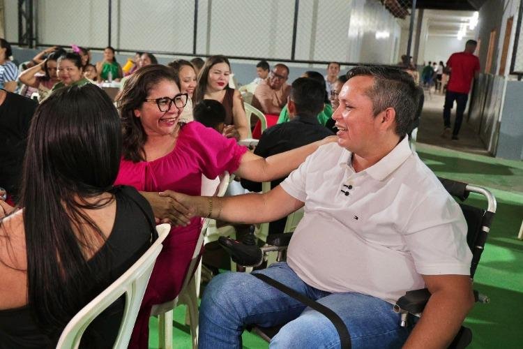Prefeito Marcelo anuncia reajuste salarial e concurso público para a Educação durante evento comemorativo