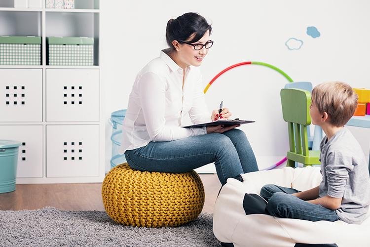 Psicólogos e assistentes sociais nas escolas são necessários?