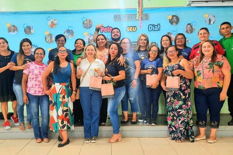 Professores de escola municipal recebem homenagens alusivas ao Dia do Professor