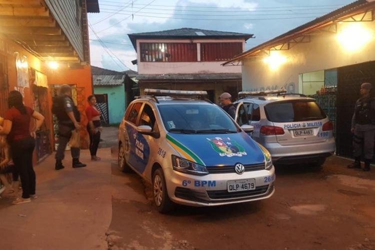 Mulher é presa com drogas, material para embalar entorpecentes e dinheiro