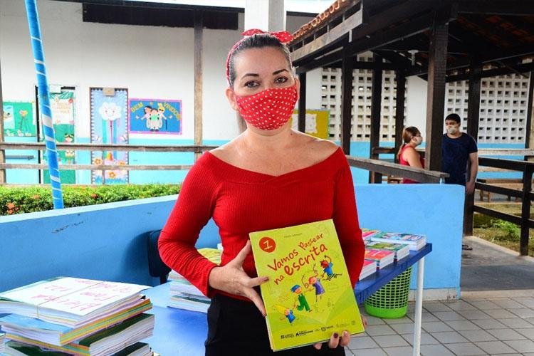 Professora conta experiência de produzir material pedagógico para crianças