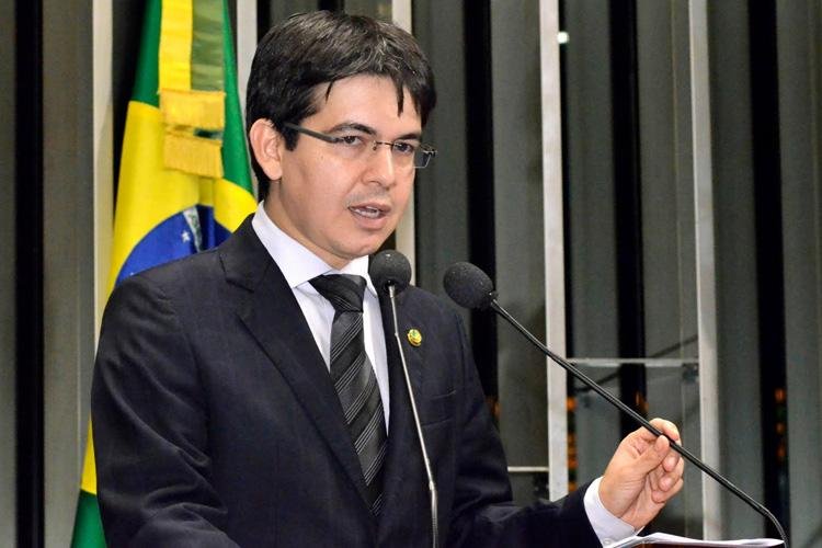 Com emenda de Randolfe, cerca de 150 professores são transpostos para o quadro da União, no Amapá