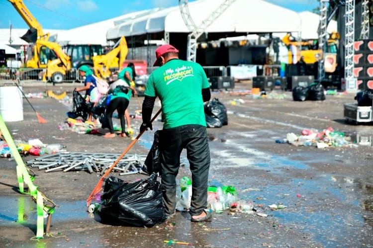 Após Festival de Aparelhagens, equipes entram em ação na limpeza do Parque da Fazendinha