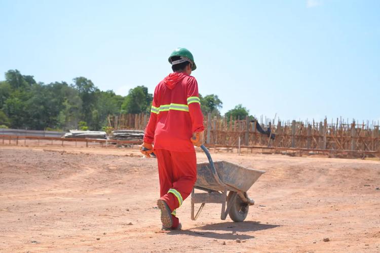 Governo do Amapá constrói nova maternidade porte 1 no município de Santana, obra está com mais de 50% de fundação concluída