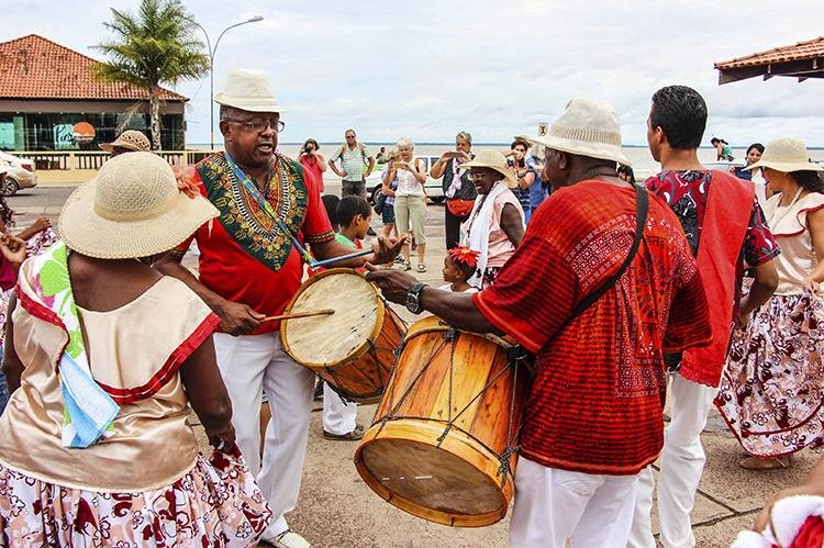 Em Macapá, turistas alemães conhecem o Marabaixo e a gengibirra