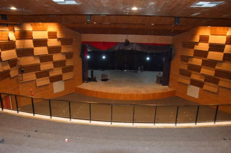 ‘Fico feliz e orgulhoso de fazer parte dessa história’, diz ajudante de obras durante ajustes finais no Teatro das Bacabeiras