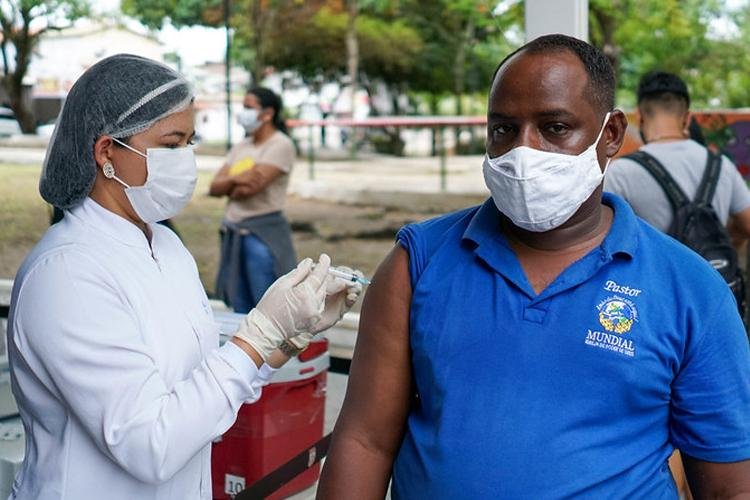 Confira os públicos atendidos com a vacinação contra covid-19 nesta segunda-feira (6)