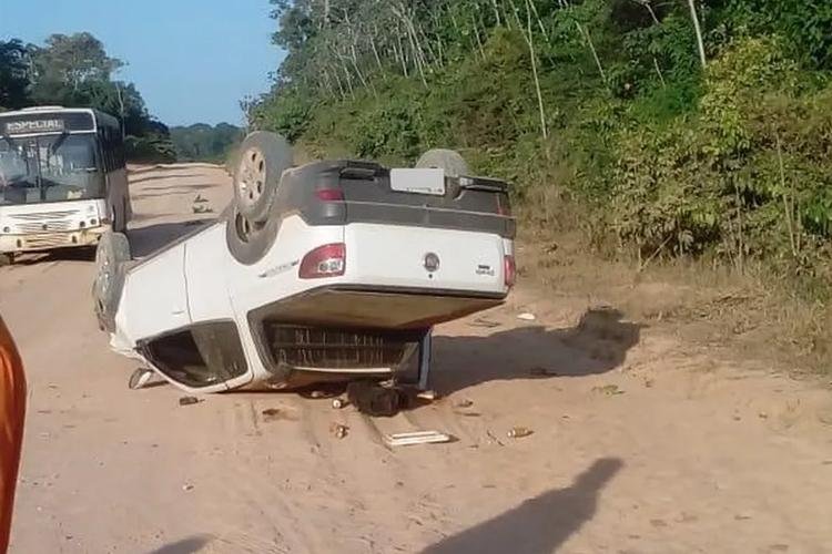 Empresário morre após capotar picape em trecho sem asfalto da BR-156, no AP