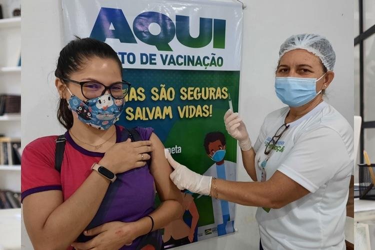 Pessoas com 27 anos ou mais são vacinadas contra covid-19 em Santana