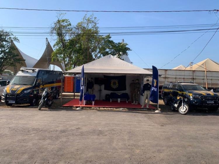 PRF expõe equipamentos, uniformes e viaturas na 52ª Expofeira do Amapá
