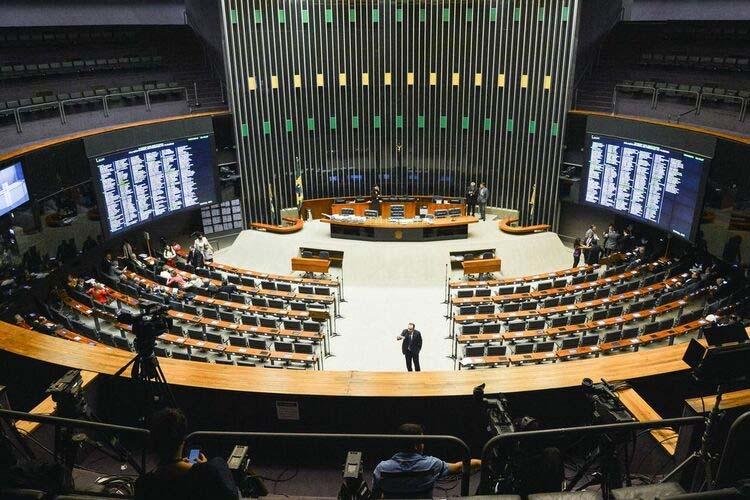 Plenário da Câmara aprova proposta que suspende dívidas do Fies durante a pandemia