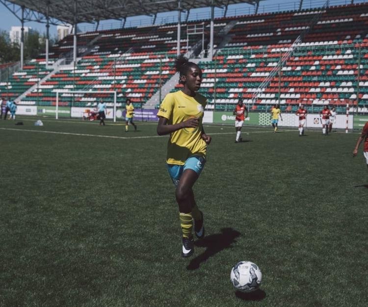 Do futebol às passarelas da moda: Rebeca Bomani "batia bolão" na comunidade de Vila Cruzeiro até despontar como modelo!