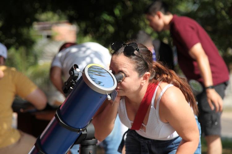 Amantes da astronomia se reúnem no monumento Marco Zero para observar o Eclipse Solar Anular