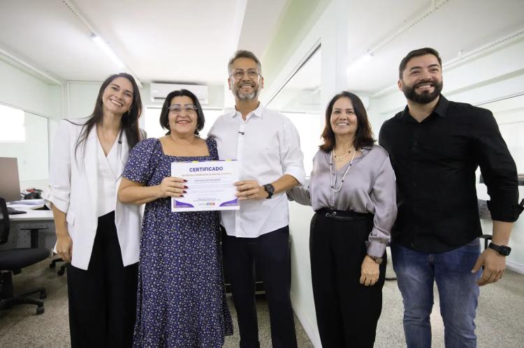 Clécio Luís homenageia servidores estaduais em visita a secretarias e agradece compromissos que resultaram em avanços na gestão