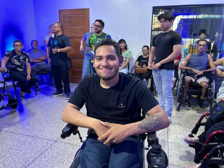 Grupo Equatorial entrega dez cadeiras motorizadas à ADFAP em Macapá