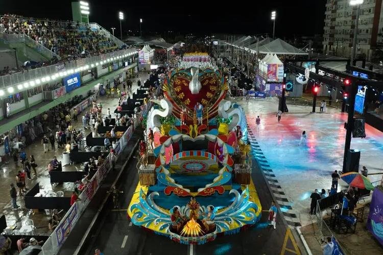 com "Senhor de Si", Emissários da Cegonha enaltece a superação na abertura da 2ª noite dos desfiles no Amapá