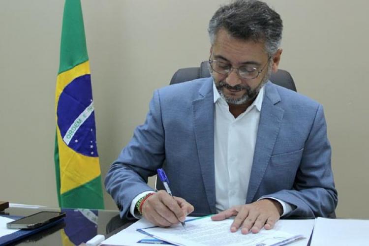 Governo do Amapá propõe 4,16% de reajuste salarial para profissionais da educação na Alap