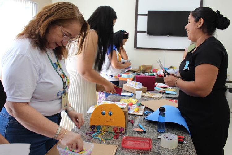 Com papelão, potes e afeto: oficina do MP-AP e Associação Santanense reúne mães e filhos autistas para criar brinquedos e fortalecer vínculos