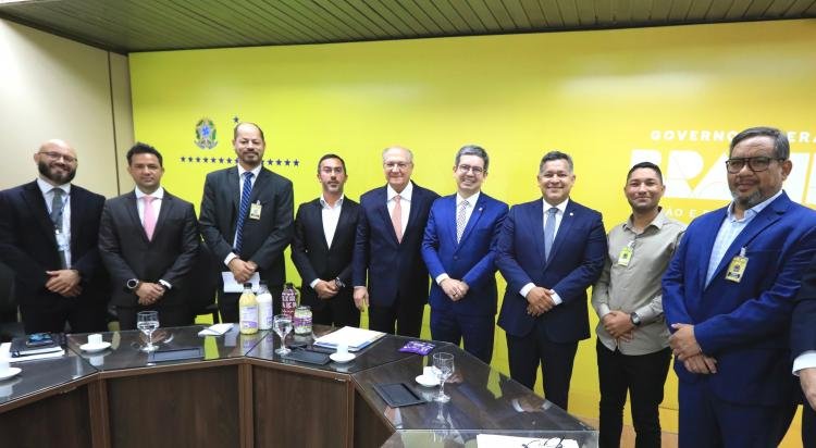 Randolfe reúne com vice-presidente Alckmin e pede socorro a exportadores de açaí do Amapá