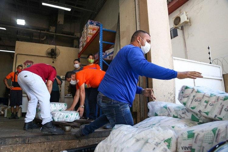 Mesa Brasil Sesc recebe doações da live Arrasta Pé do Bem