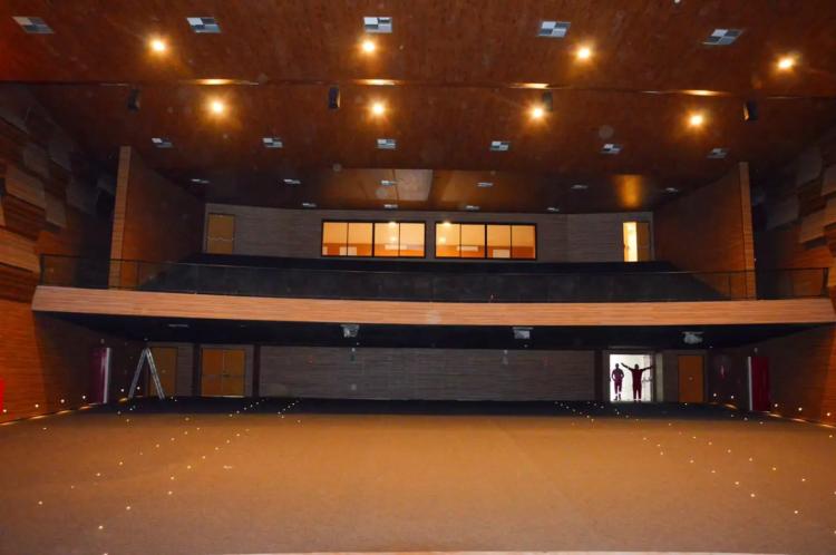 ‘Fico feliz e orgulhoso de fazer parte dessa história’, diz ajudante de obras durante ajustes finais no Teatro das Bacabeiras