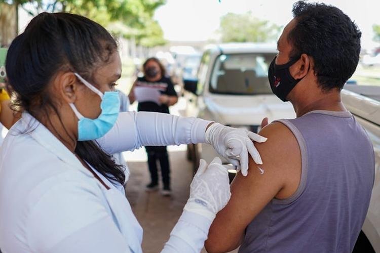 Covid-19: pessoas de 34 anos são vacinadas nesta sexta-feira (16)