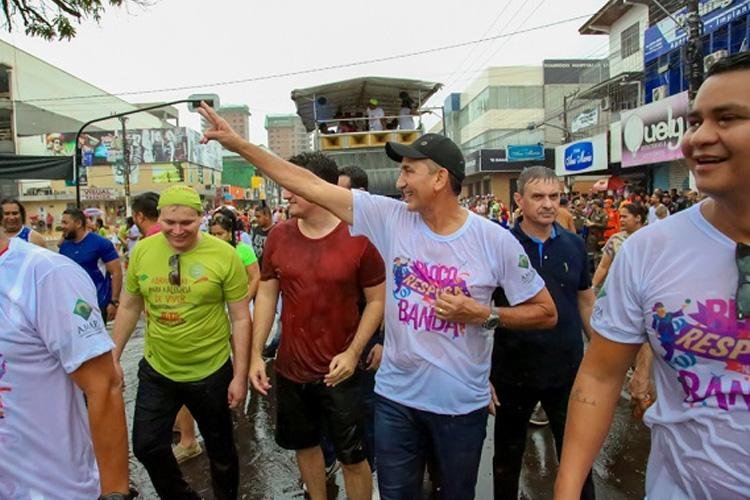 Junto com foliões, governador destaca importância histórica e social do bloco A Banda