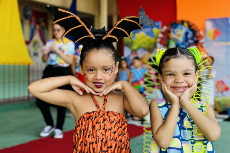 Festa do Cabelo Maluco na Escola Municipal Cantinho do Amor estimula criatividade de pais e alunos